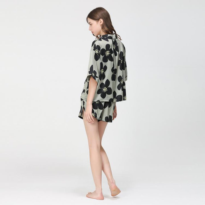 Women's floral print short pajama set featuring a loose-fitting top and matching shorts in soft fabric, perfect for comfortable nightwear.